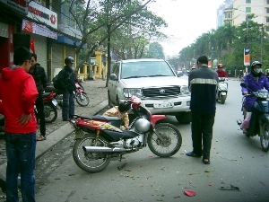 Một ôtô mất lái gây ra tai nạn liên hoàn tại Hà Nội